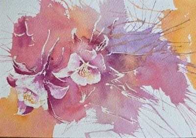 Aquarellbild einer abstrakter Akeleiblüten in Blautönen